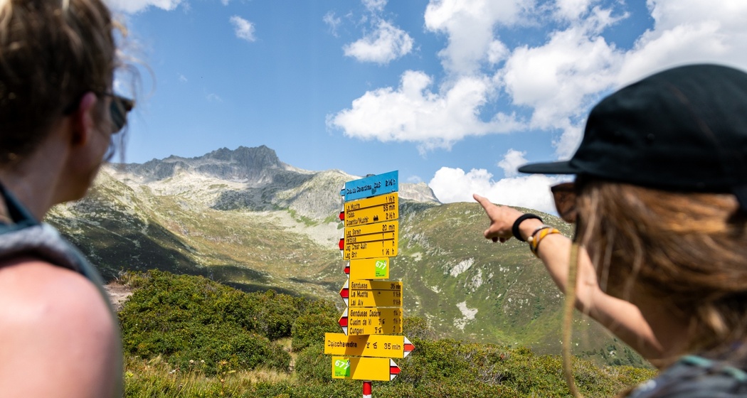 weiss-blau-weiss Markierung zur Camona da Cavardiras
