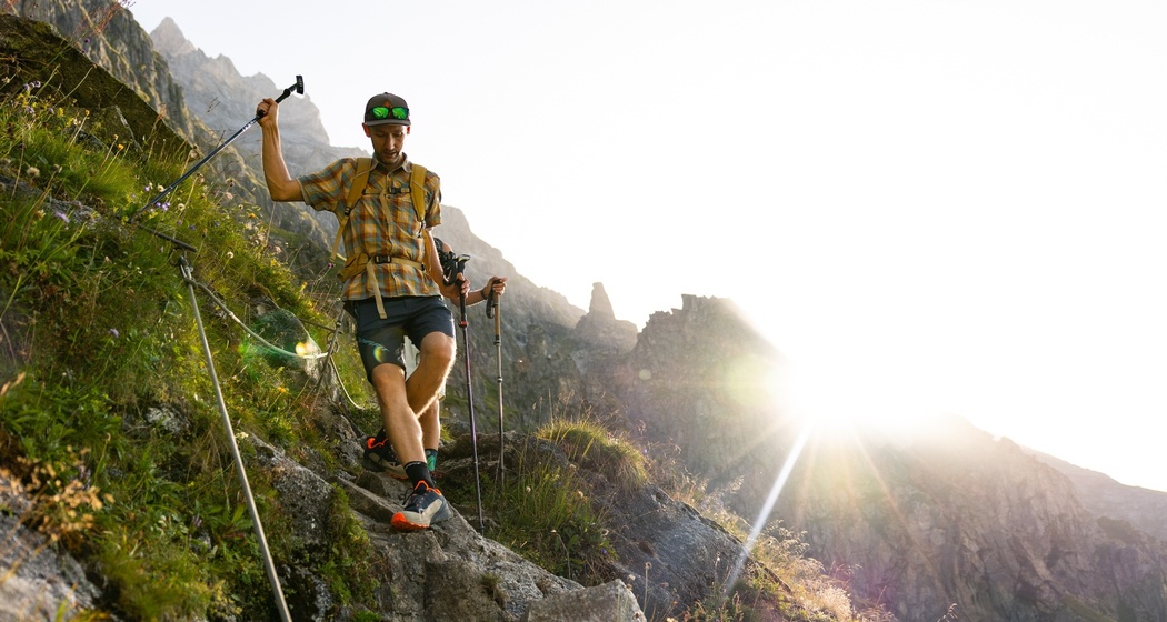 Der Weg ist teilweise mit Seilen und Ketten gesichert