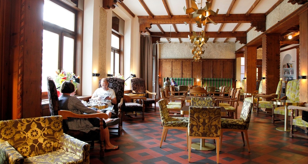 Rote Bar und Terrasse (oua_620272622_image)