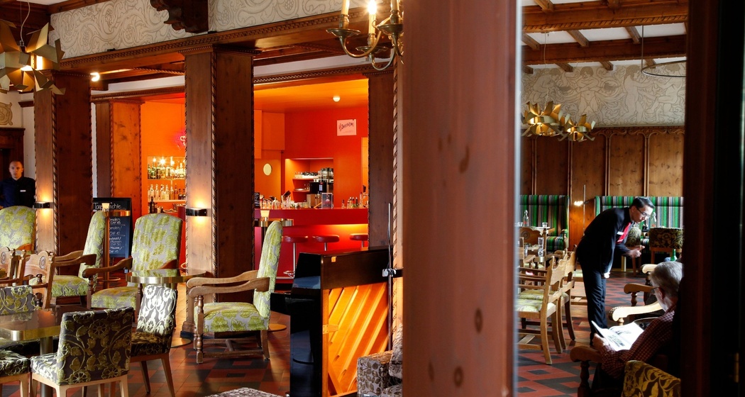 Rote Bar und Terrasse (oua_620272623_image)