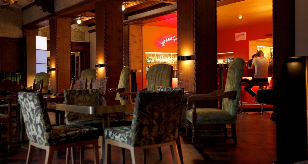 Rote Bar und Terrasse (oua_620272624_image)