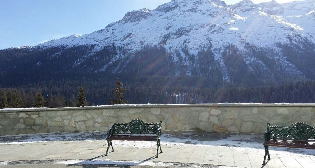 Sitzbänke Carlton Hotel (oua_620279150_image)