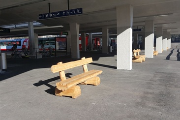Bancs de la gare de St. Moritz (oua_620279190_image)