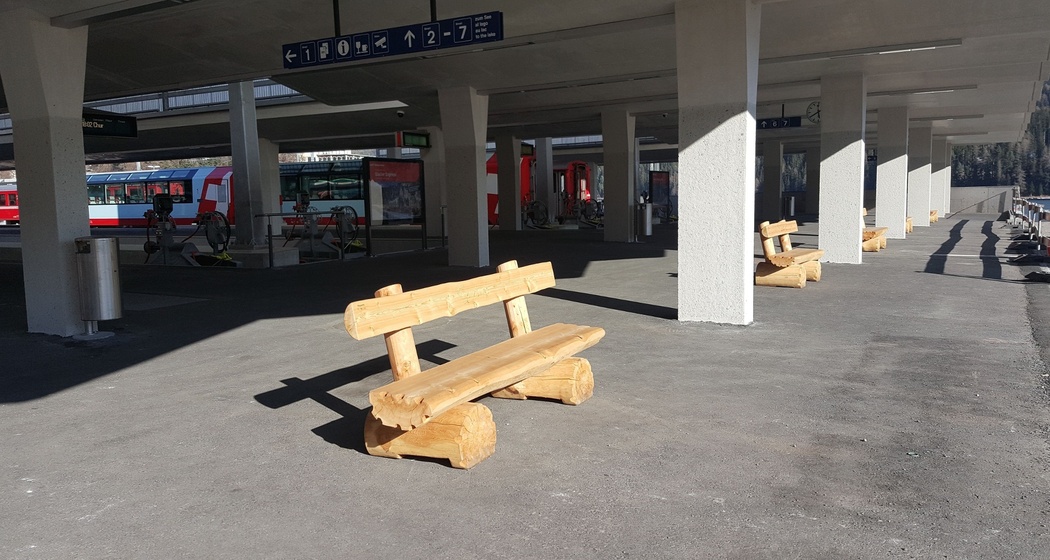 Sitzbank Bahnhof St. Moritz (oua_620279190_image)