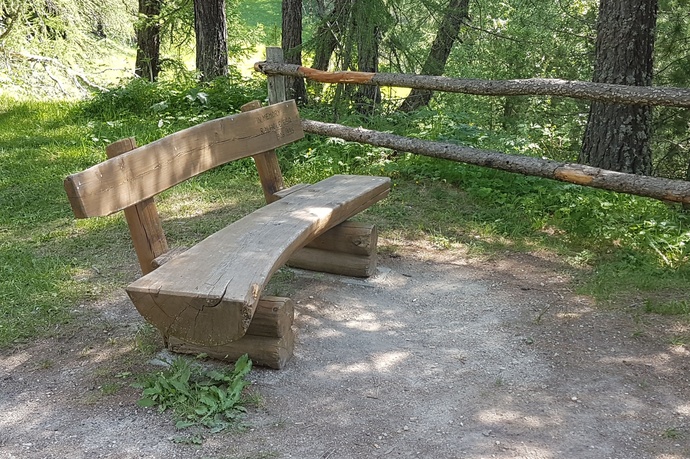 Panchina all'ingresso di Fextal (oua_620279271_image)