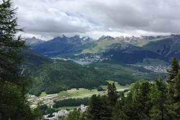 Bancs sur le sentier panoramique Muottas-Muragl - Alp Languard (oua_620279533_image)
