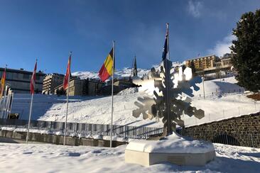 Scultura 150 anni di turismo invernale (oua_620279629_image)