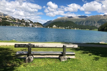 Panchina sul lato ovest del lago di St. Moritz (oua_620279803_image)