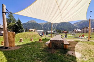 Aire de jeux pour enfants (oua_620280654_image)