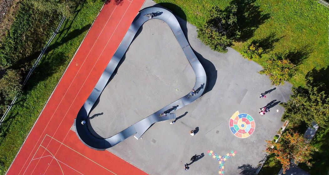 Kinderspielplatz Schulhaus (oua_620280656_image)