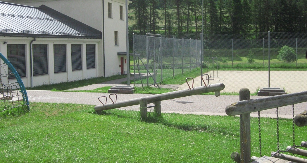 Kinderspielplatz Schulhaus (oua_620280747_image)