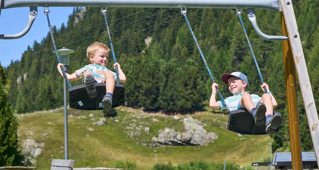 Spielplatz & Multisportplatz Jerts in Bivio (oua_620651123_image)