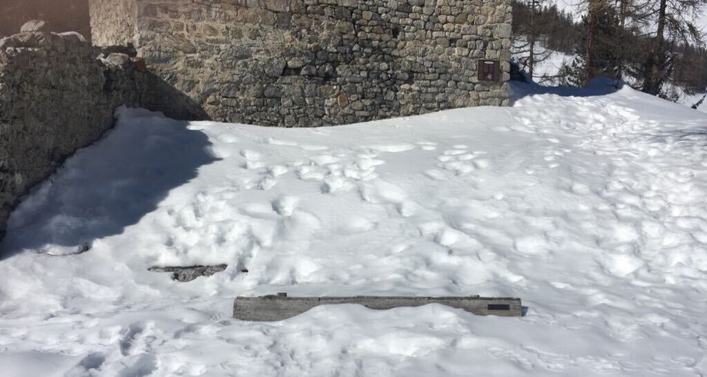 Sitzbank Ruine Guardaval (oua_621867234_image)