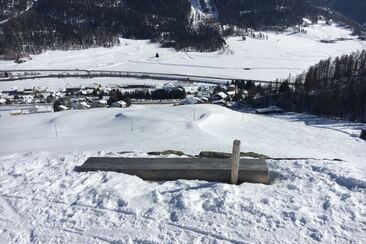 Bench Spinas Mitted (oua_621867236_image)