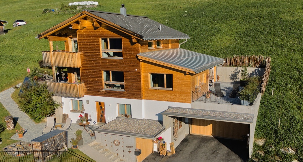 Ferienhaus Mittligada - Ansicht Sommer