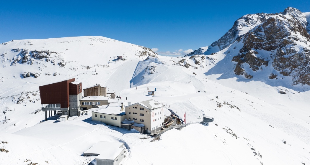 Bergstation Diavolezza mit Blick auf Sass Queder