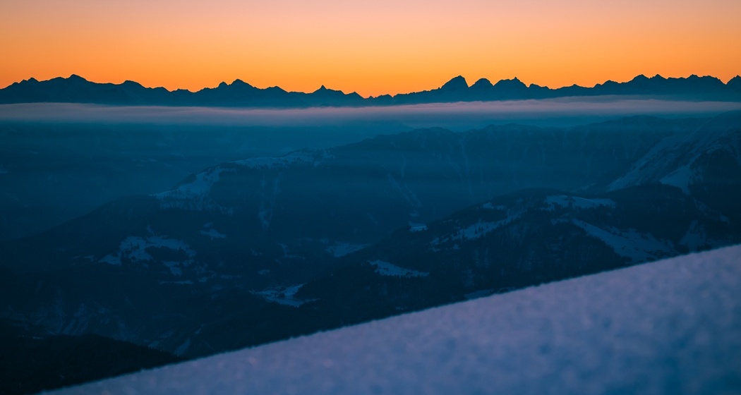 Sonnenaufgangsschneeschuhtour Peaks Place Laax - Curnius (oua_623237537_image)
