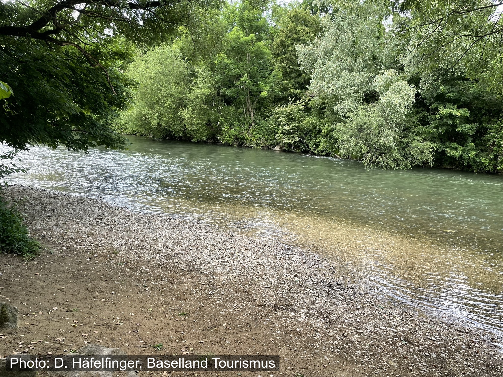 Kinderwagenwanderung: Spielen und baden an der Birs