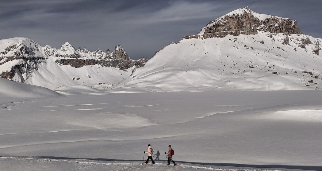 Totale Stille mitten im UNESCO Welterbe Sardona: Schneeschuhtour auf dem oberen Segnesboden.