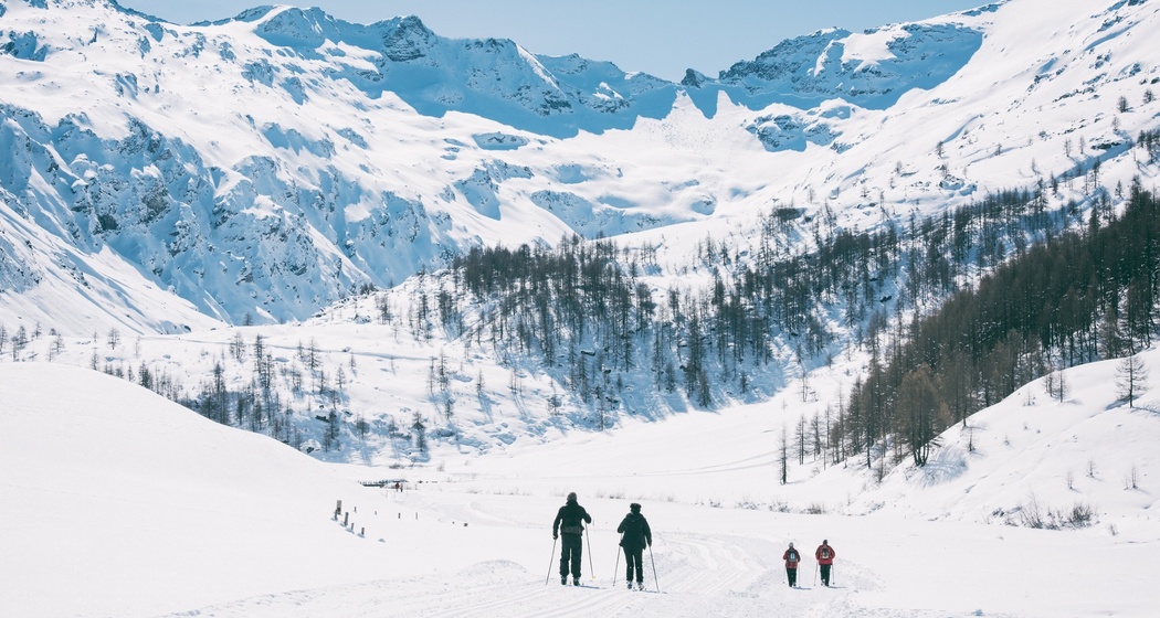 Spaziergänger und Langläufer zuhinterst im Val Fex