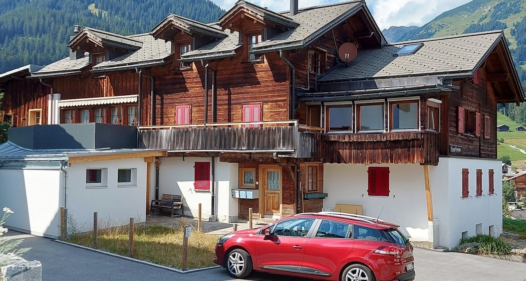 Ferienwohnung WG3 Crestas - Aussenansicht Sommer