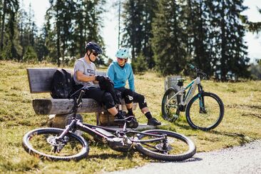 Biker auf einer Bank