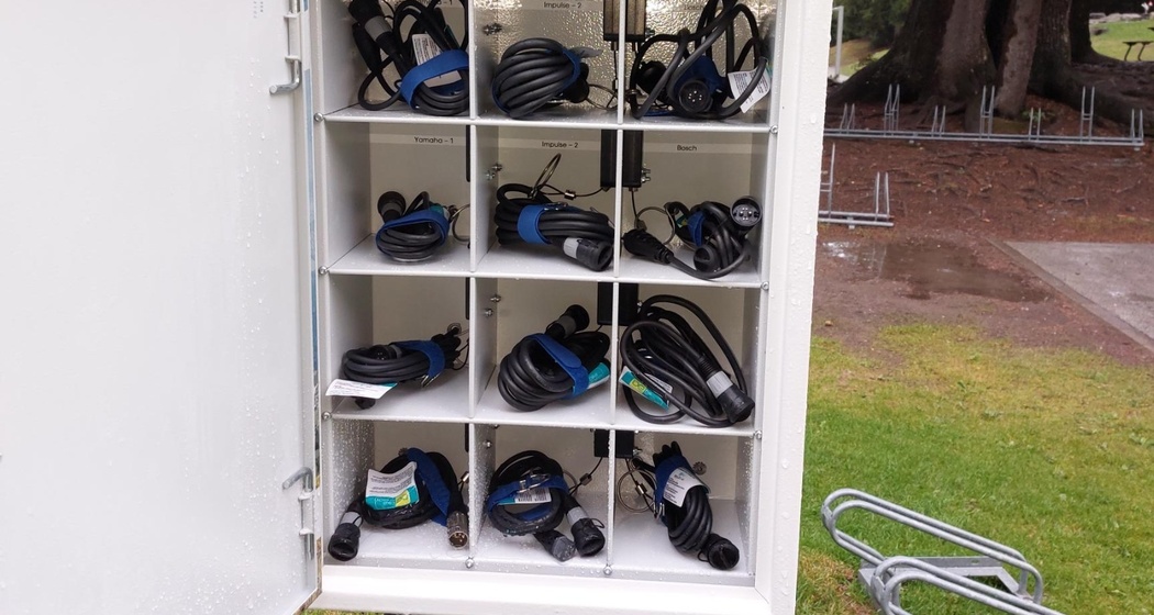 Kabel bei der Ladestation am Heidsee