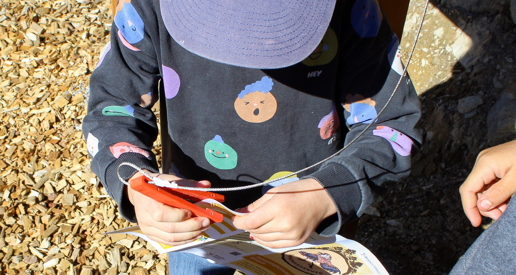 Kind beim ausfüllen des Tannenhäherweg Wettbewerb