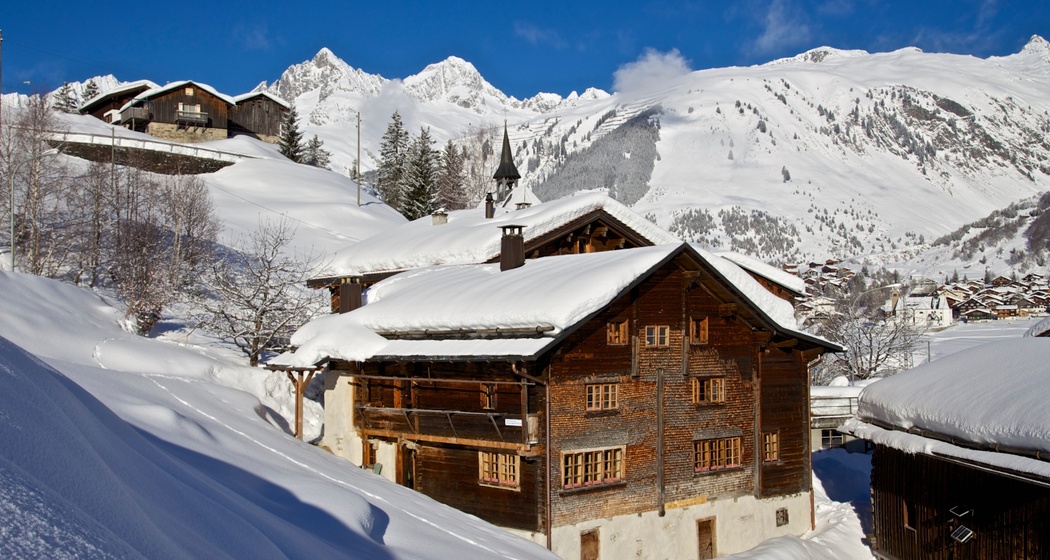 Die Tgèsa Surrein im Winter