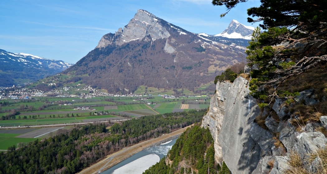 Blick zum Gonzen und hinunter zum Rhein