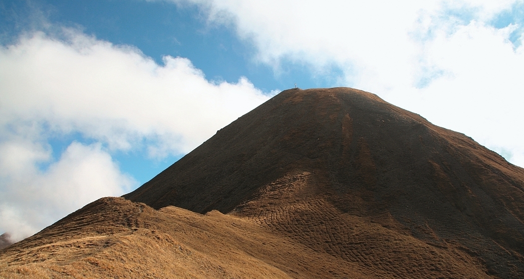 Piz Munschuns / Das Bergweglein führt uns - mit schönem Rückblick zur Bergstation und Blick in den Talboden - in vielen Kehren durch die steile Flanke zum Gipfelkreuz des Piz Munschuns. / Auf dem Anstiegsweg kehrt man zur Abzweigung zurück. / Foto: De