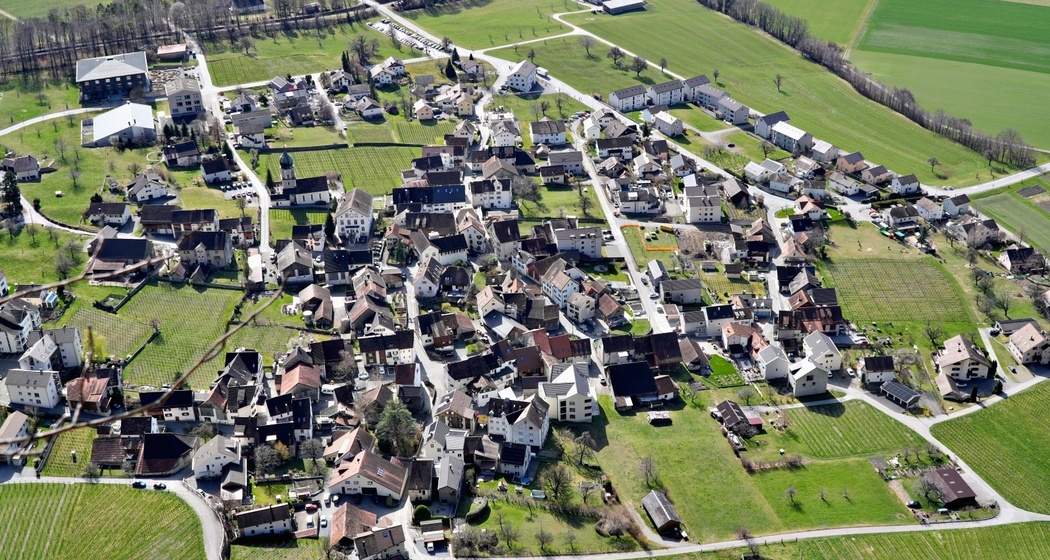 Ausblick auf das Weindörfchen Fläsch beim Aufstieg zum Regitzer Spitz