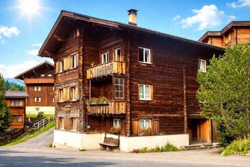 Nühus aussen ohne Autos