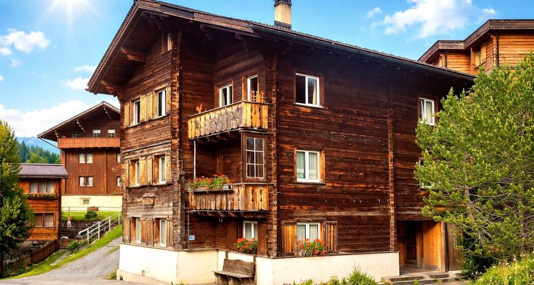 Nühus aussen ohne Autos