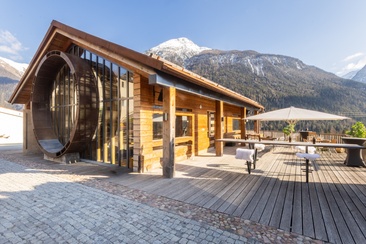 Restaurant Macun in Ramosch mit moderner Architektur und Bergblick