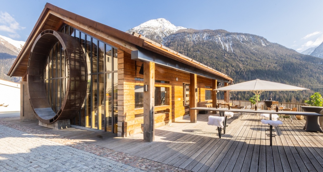 Restaurant Macun in Ramosch mit moderner Architektur und Bergblick