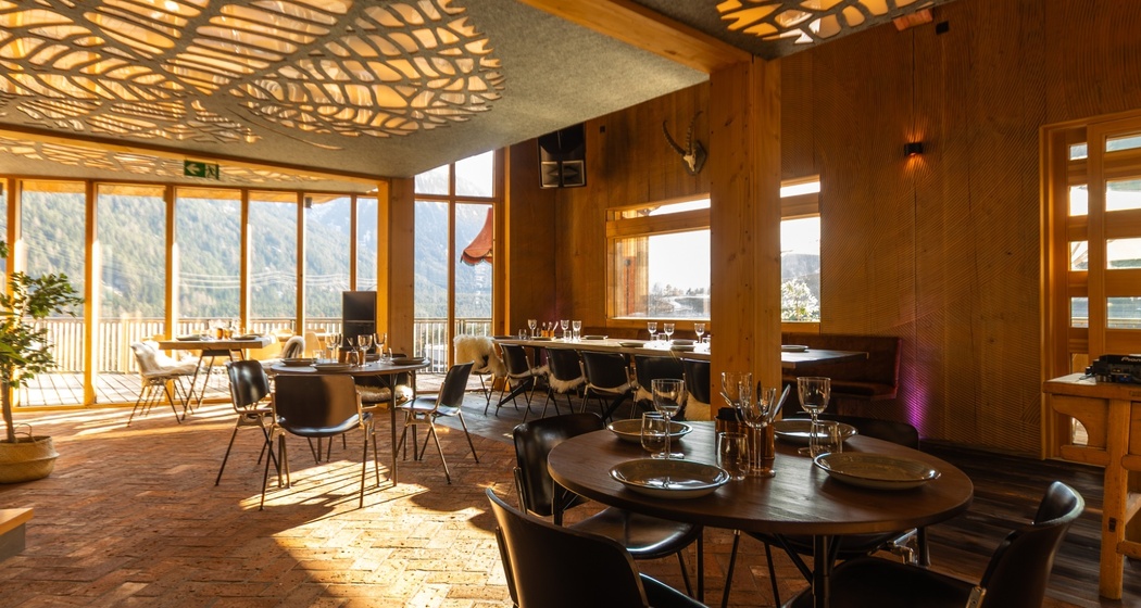 Stilvoller Gastraum im Macun Ramosch mit Holzdesign und Panorama