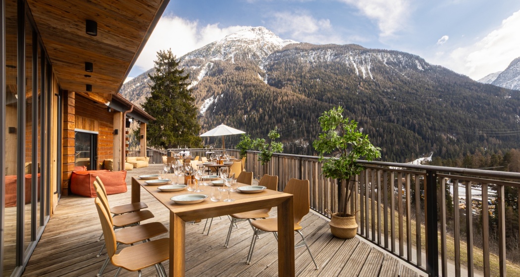 Sonnenterrasse im Macun Ramosch mit Blick auf die Engadiner Berge