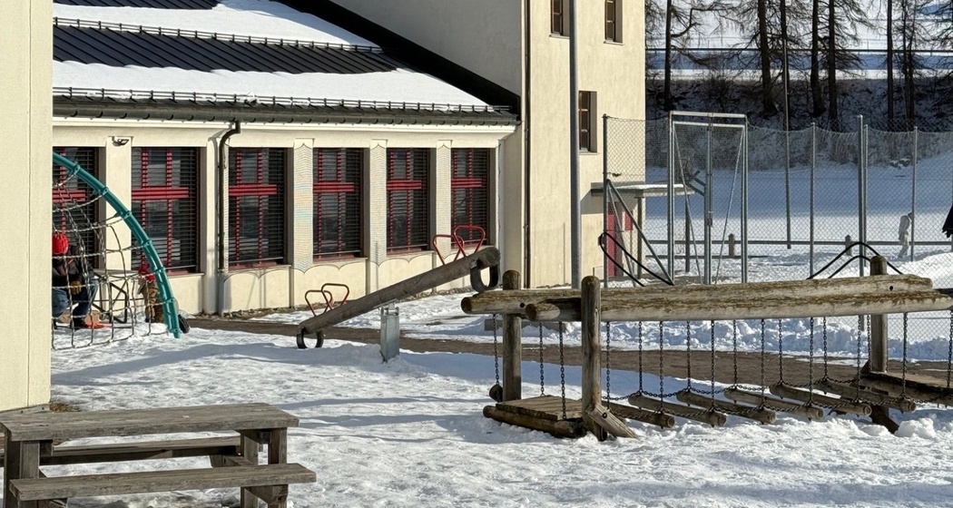 Kinderspielplatz Schulhaus (oua_627481152_image)
