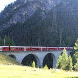 Zug über dem Viadukt