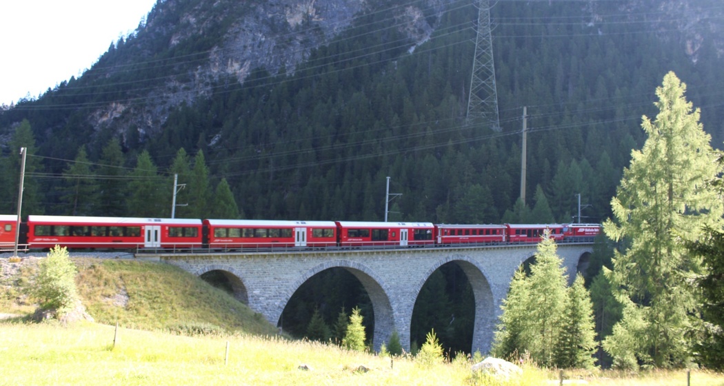 Zug über dem Viadukt