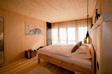 11. Schlafzimmer mit Bild ruhendem Hirsch am Fusse