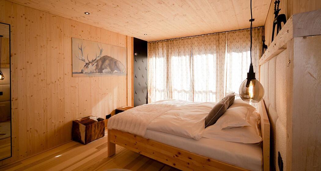 11. Schlafzimmer mit Bild ruhendem Hirsch am Fusse
