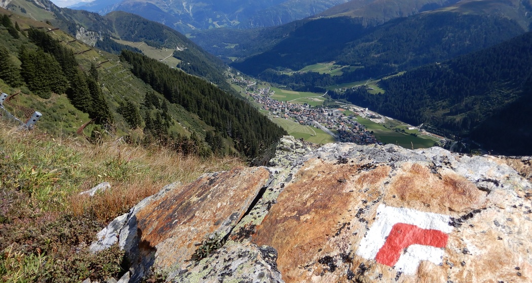 Blick auf Sedrun beim Aufstieg