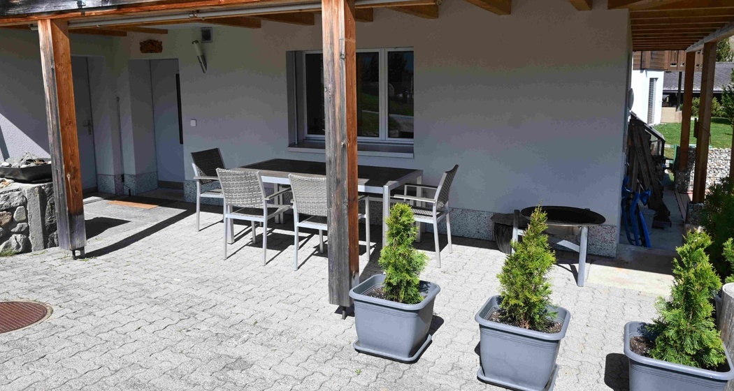 Tgesa Pazzola - Vorplatz mit Balkon