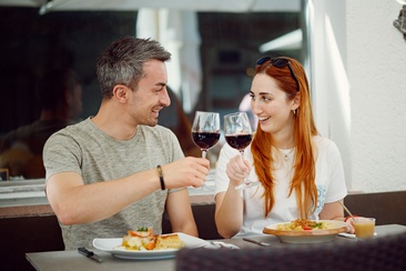 Paar stösst mir Rotwein an, Hauptgang im Restaurant Chrüz