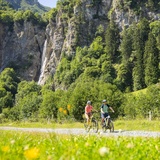 Vorbei an einem Wasserfall durchs Weisstannental