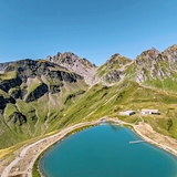 Pizol Panoramaweg im Sommer mit Speicherteich