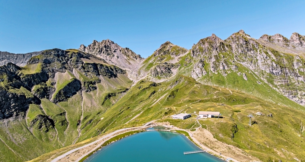 Pizol Panoramaweg im Sommer mit Speicherteich