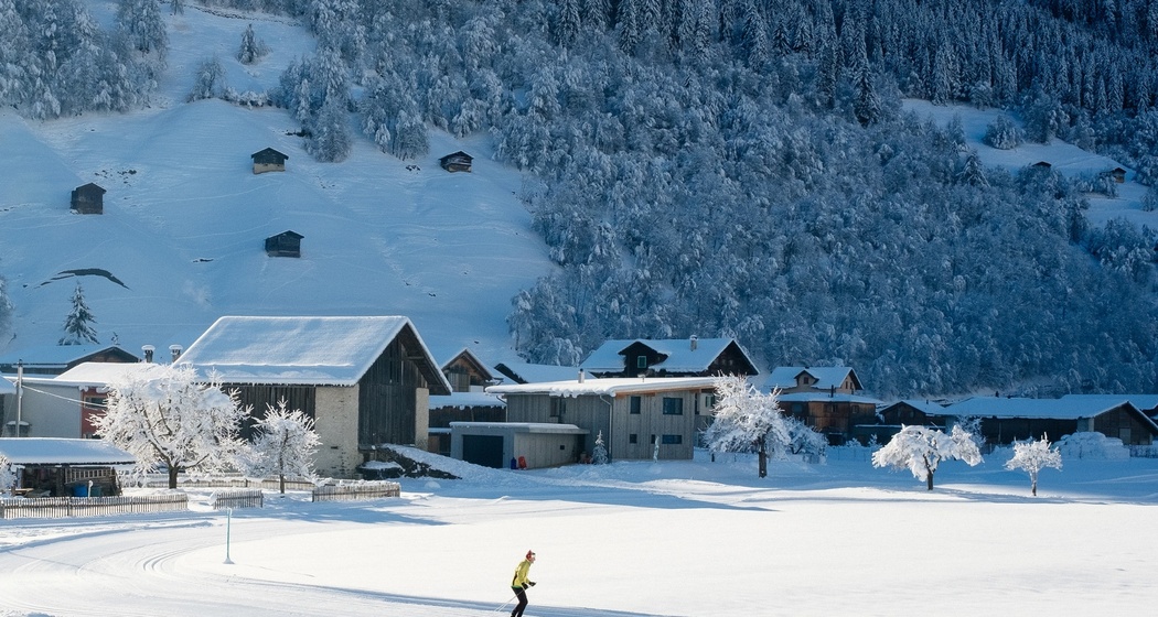 Langläufer auf der Loipe Nordic Surselva in Surrein